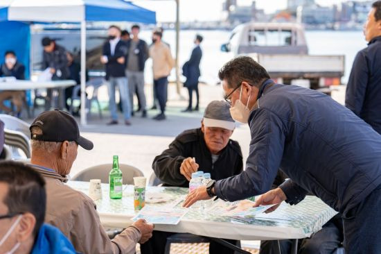 월성원자력본부는 '감포읍 경로잔치' 현장에서 홍보 부스를 운영해 ESG경영 실천홍보와 환경보호 활동에 대한 대국민 참여를 독려했다.