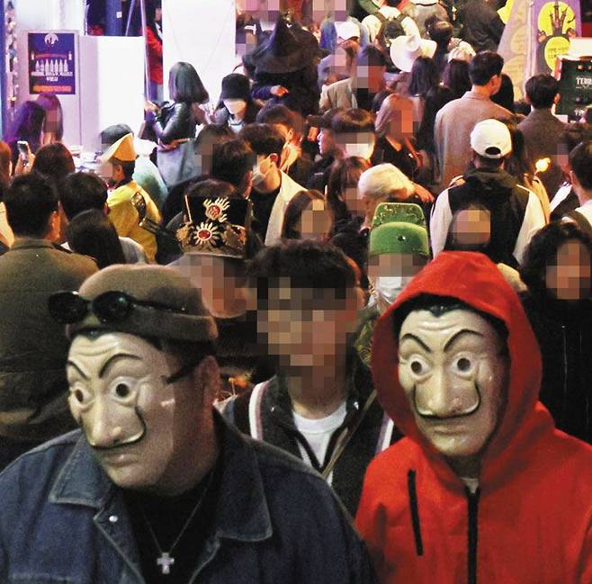 ‘이태원 핼러윈 참사’가 일어나기 하루 전인 지난 28일 서울 용산구 이태원 관광특구 일대가 핼러윈을 즐기러 나온 인파로 붐비고 있다. /연합뉴스