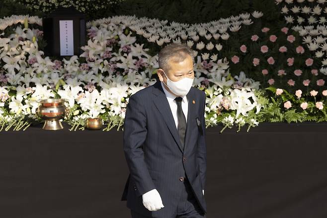 이상민 행정안전부 장관이 31일 오전 서울시청앞에 마련된 이태원사고 사망자 합동 분향소를 찾아 헌화를 마치고 이동하고 있다. /뉴스1