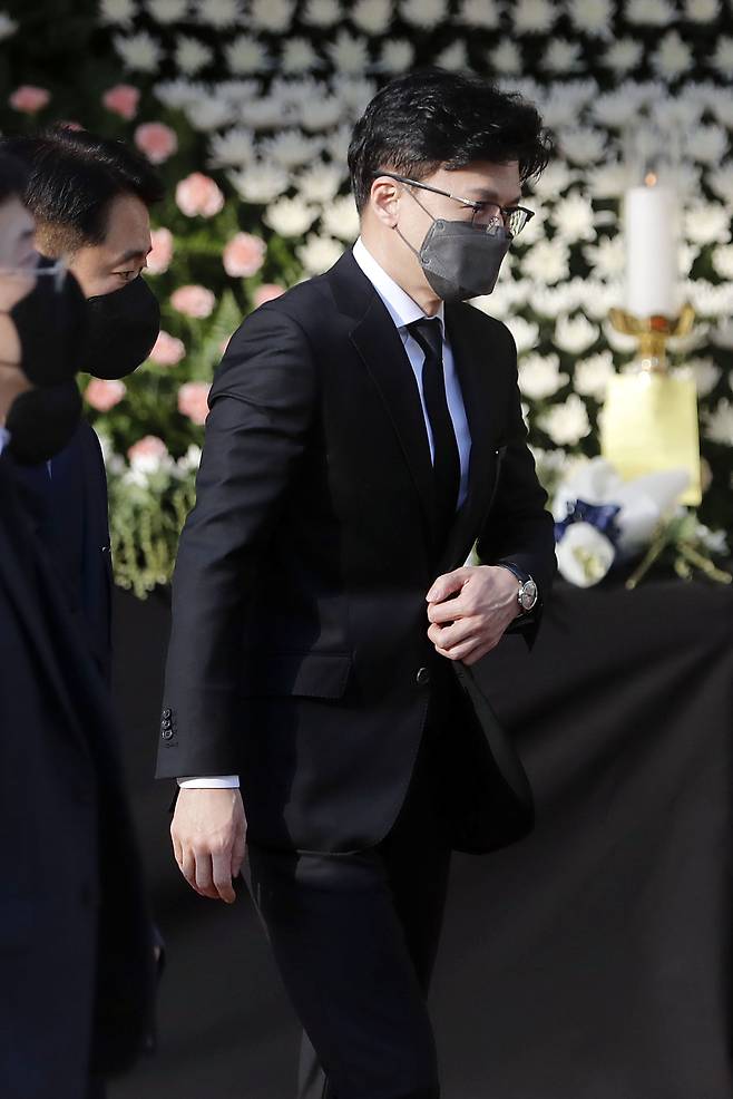 한동훈 법무장관이 31일 서울 중구 서울광장에 마련된 이태원 사고 사망자 합동 분향소에서 조문하고 있다. /뉴시스