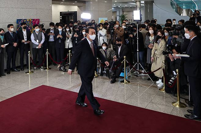 윤석열 대통령이 지난 28일 오전 용산 대통령실에서 취재진과 출근길 문답(도어스테핑)을 마친 후 집무실로 향하고 있다. /연합뉴스