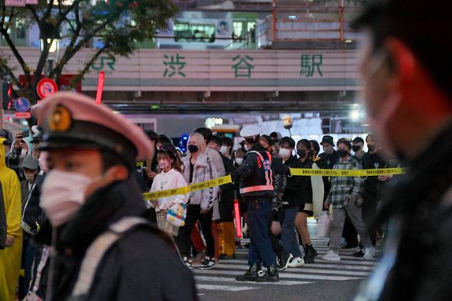 일본 도쿄 시부야 횡단보도에서 경찰들이 지난 30일 할로윈 축제 질서를 관리하고 있다. /UPI 연합뉴스