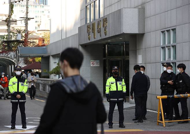 이태원 압사 참사로 사망자가 최소 154명이 발생한 가운데 31일 서울 용산구 순천향대학교서울병원 장례식장이 경찰에 의해 통제되고 있다. /뉴스1