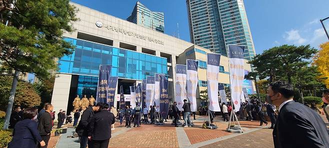 지난 29일 오후 한남2구역 합동시공사설명회가 열린 서울 용산구 천원궁 천승교회의 모습. 롯데건설과 대우건설이 설명회에 앞서 홍보활동을 벌이고 있다. /조은임 기자