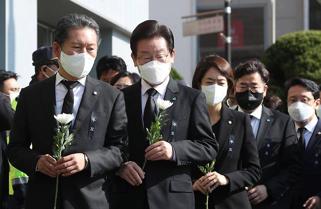 이재명 대표를 비롯한 더불어민주당 의원들이 31일 오전 서울 용산구 이태원역 1번출구에 마련된 이태원 핼러윈 압사 참사 희생자 추모공간에서 헌화를 준비하고 있다. /뉴스1