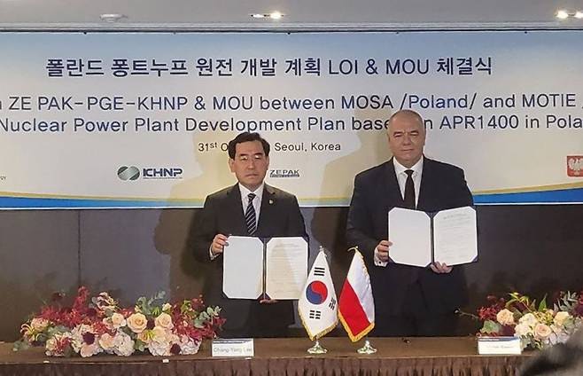 이창양 산업통상자원부 장관과 야체크 사신 폴란드 부총리 겸 국유재산부 장관이 31일 서울 플라자호텔에서 양국간 원전 협력을 위한 양해각서(MOU)를 체결했다. /박소정 기자