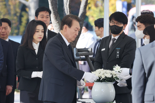 윤석열 대통령과 김건희 여사가 31일 오전 서울광장에 마련된 이태원 사고 사망자 합동분향소를 방문, 헌화를 위해 국화꽃을 건네 받고 있다. 사진=연합뉴스