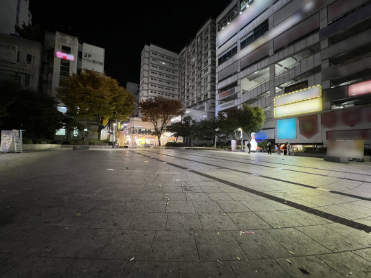 30일 둔산동 유흥가 인근 광장. 유동인구가 적은 거리긴 하지만 이날 광장은 사람을 볼 수 없을 정도로 한산했다. 사진=이태희 기자