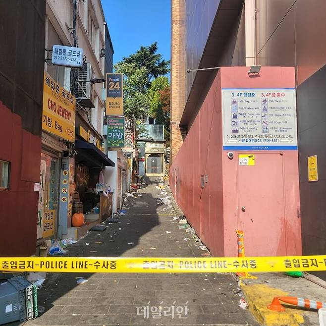 지난 29일 오후 서울 용산구 이태원동 일대에 핼러윈을 맞아 인파가 몰려 대규모 인명사고가 발생, 30일 오전 경찰이 사고 현장 인근을 통제하고 있다.ⓒ데일리안