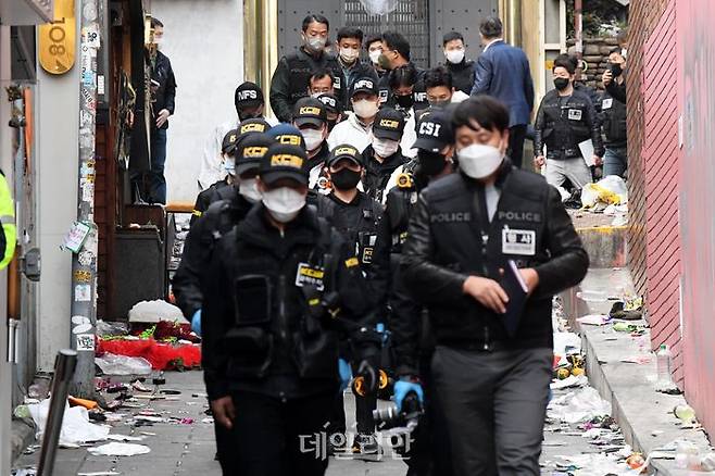 31일 오후 서울 용산구 이태원역 인근 현장에 투입된 서울경찰청 수사본부와 국립과학수사연구원 관계자들이 현장감식을 마치고 현장에서 나오고 있다. ⓒ데일리안 김민호 기자