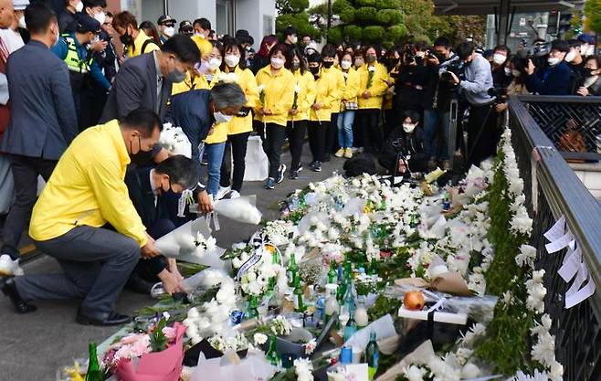 31일 대규모 압사 참사가 일어난 서울 용산구 이태원에서 세월호 참사 유가족들이 묵념을 하고 있다. ⓒ데일리안 김민호 기자