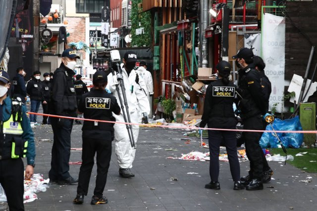 서울경찰청 수사본부와 국립과학수사연구원 관계자들이 31일 오후 이태원 참사가 일어난 서울 용산구 이태원역 인근에서 현장감식을 진행하고 있다. 사진공동취재단