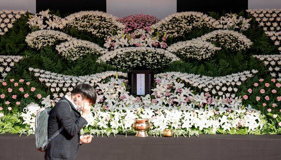 31일 서울 중구 서울광장에 마련된 이태원 참사 희생자를 위한 합동분향소를 찾은 한 시민이 헌화를 마친 뒤 눈물을 흘리고 있다. 사진공동취재단