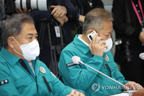 이상민 행정안전부 장관이 31일 정부서울청사 중앙재난안전대책본부 상황실에서 열린 '이태원 압사 참사' 관련 중대본 회의에 참석, 어딘가와 통화하고 있다.  연합뉴스