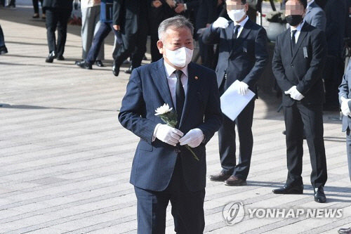 이상민 행정안전부 장관이 31일 서울 중구 서울광장에 마련된 이태원 참사 합동분향소에서 조문하고 있다.   [공동취재]