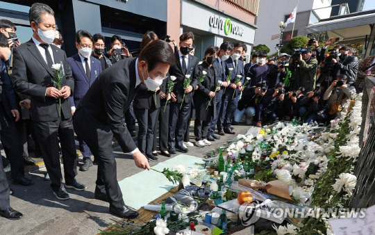 이재명 더불어민주당 대표와 당직자들이 31일 오전 서울 용산구 지하철 6호선 이태원역 1번 출구 앞에 마련된 '핼러윈 인파' 압사 사고 희생자 추모 공간을 찾아 헌화하고 있다.<연합뉴스>