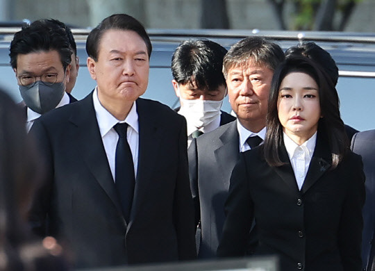 윤석열 대통령과 김건희 여사가 31일 서울 중구 서울시청 광장에 설치된 이태원 사고 사망자 합동분향소를 찾아 조문을 위해 이동하고 있다. 연합뉴스