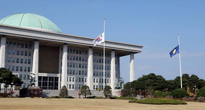 30일 서울 여의도 국회에 이태원 압사 참사 희생자들에 대한 조의를 표하는 조기가 게양돼 있다. 연합뉴스