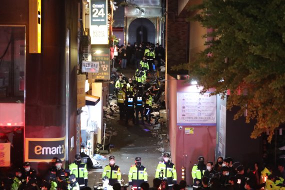 29일 오후 서울 용산구 이태원 한복판에서 압사 사고로 다수의 사상자가 발생했다. 사고가 발생한 서울 용산구 이태원 사고현장에서 30일 경찰 및 소방구급 대원들이 수습하고 있다. 뉴스1