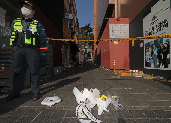 [서울=뉴시스] 김금보 기자 = 30일 오후 서울 용산구 이태원 압사 사고 현장에 시민들이 놓고간 근조화가 놓여 있다. 2022.10.30. kgb@newsis.com /사진=뉴시스