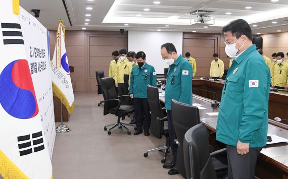 추경호 부총리 겸 기획재정부 장관이 10월 17일 오후 정부세종청사 기재부 대회의실에서 열린 기획재정부 확대간부회의 시작에 앞서 이태원 사고 희생자 추모 묵념을 하고 있다.[사진=기획재정부] /사진=fnDB