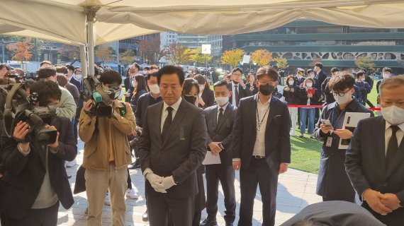 31일 서울광장에 마련된 이태원 사고 사망자 합동분향소를 방문해 조문한 오세훈 서울시장이 침통한 표정을 짓고 있다. / 사진=최재성 기자