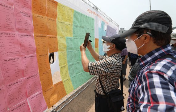 경기 수원시에서 열린 ‘2022년 노인 일자리 채용 한마당’에서 어르신들이 구직활동을 하고 있는 모습. 2022.6.21/뉴스1DB /사진=뉴스1