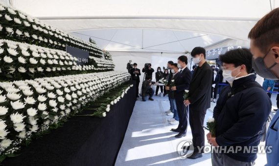 31일 오전 서울 용산구 녹사평역광장에 설치된 이태원 압사 참사 합동분향소에서 시민들이 희생자들을 애도하고 있다. /사진=연합뉴스