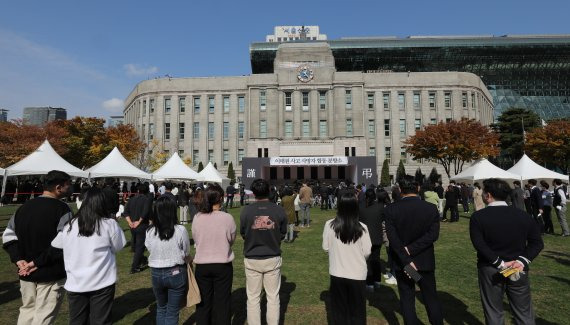 시민들이 31일 서울광장에 마련된 이태원 사고 사망자 합동분향소 앞에서 희생자들을 애도하고 있다. 2022.10.31/뉴스1 ⓒ News1 박지혜 기자 /사진=뉴스1