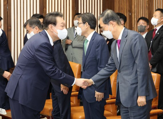 윤석열 대통령이 지난 25일 서울 여의도 국회에서 내년도 정부 예산안에 대한 시정연설에 앞서 마련된 사전환담에서 한덕수 국무총리와 악수하고 있다. 연합뉴스