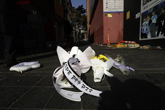 지난 29일 밤 핼러윈 축제에 몰린 인파로 압사 사고가 발생한 서울 용산구 이태원 사고 현장에 30일 오전 희생자들을 추모하기 위해 시민이 두고 간 조화가 놓여 있다. 김명진 기자 littleprince@hani.co.kr