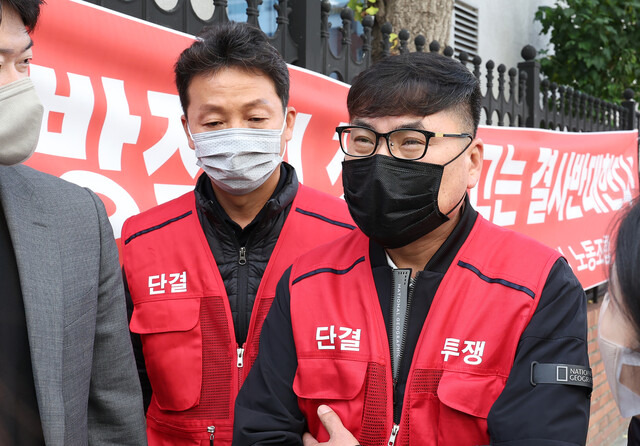 31일 오후 서울 영등포구 유제품 기업 푸르밀 본사 입구에서 사측과의 2차 교섭을 하기 위해 도착한 김성곤 노조위원장(오른쪽)이 취재진과 대화하고 있다. 연합뉴스