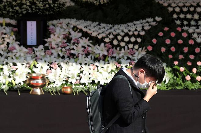 31일 오전 서울광장에 마련된 이태원 사고 사망자 합동분향소를 찾은 한 시민이 이태원 참사 희생자들을 조문한 뒤 오열하고 있다. 김혜윤 기자 unique@hani.co.kr