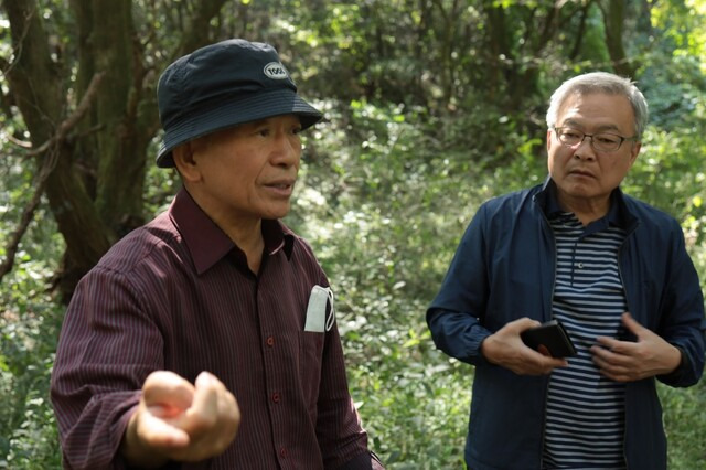 수십년동안 광주 민간인 집단학살 사건을 추적해 온 박동기(왼쪽) 장재성기념사업회 조사위원장. 장재성기념사업회 제공