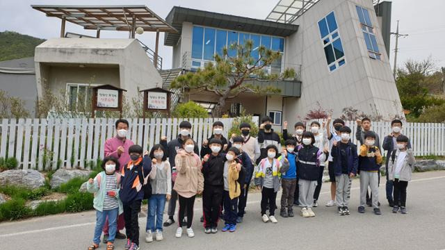 봉화군 명호면 청량산풍경원 농촌유학센터 앞에서 도시에서 유학 온 어린이들이 단체사진을 찍고 있다. 봉화군 제공