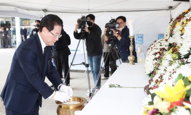 김영록 전남지사는 31일 오전 도청광장에 이태원 사고 사망자 합동분향소를 마련하고 실국장과 함께 조문했다. 전남도 제공