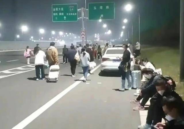 폭스콘 중국 정저우 공장 직원으로 추정되는 중국인들이 봉쇄된 공장을 탈출해 고속도로를 걸어가고 있다. 웨이보 캡처
