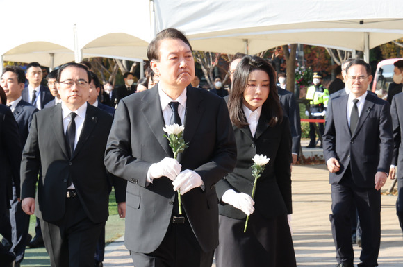 윤석열 대통령과 부인 김건희 여사가 31일 서울광장에 마련된 이태원 사고 사망자 합동분향소를 방문해 헌화하고 있다. (대통령실통신사진기자단) 2022.10.31. [사진=뉴시스]