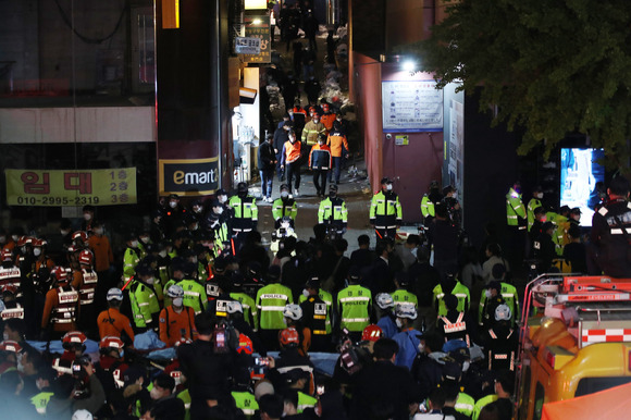 지난 29일 밤 서울 용산구 이태원 일대에서 대규모 심정지 사고가 발생해 30일 새벽 경찰 및 소방구급 대원들이 현장을 수습하고 있다. 경찰에 따르면 이날 이태원에는 10만명 이상의 인파가 몰렸다. [사진=뉴시스]