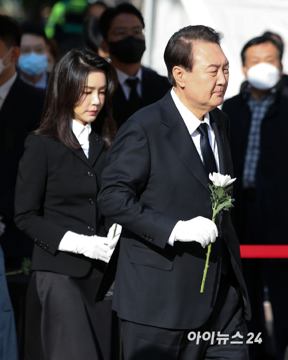 윤석열 대통령과 김건희 여사가 31일 오전 서울광장에 마련된 이태원 사고 사망자 합동분향소를 찾아 희생자들을 추모하고 있다. [사진=김성진 기자]