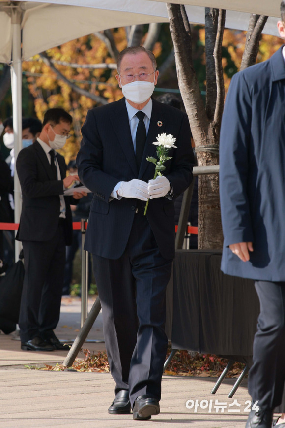 반기문 전 유엔사무총장이 31일 오전 서울광장 합동분향소를 찾아 이태원 참사 희생자들을 조문하고 있다. [사진=김성진 기자]