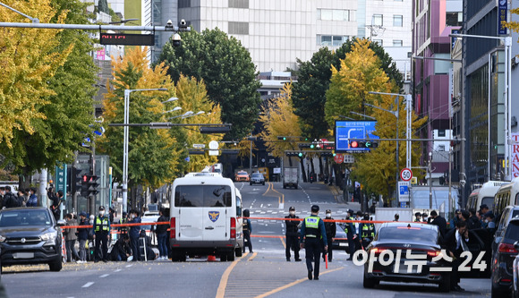 정부가 11월 5일까지 국가애도기간으로 지정한 가운데 31일 오후 서울 용산구 이태원 핼러윈 참사 현장에서 경찰들이 차량 통제하고 있다. [사진=김성진 기자]