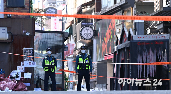 정부가 11월 5일까지 국가애도기간으로 지정한 가운데 31일 오후 서울 용산구 이태원 핼러윈 참사 현장에서 경찰들이 통제하고 있다. [사진=김성진 기자]