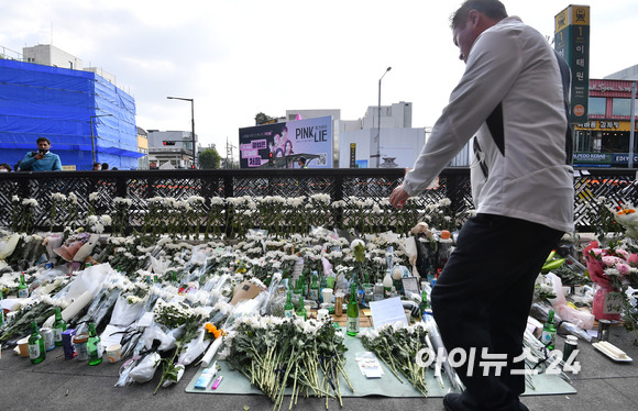 31일 오후 서울 용산구 지하철 6호선 이태원역 1번 출구 앞에 마련된 '핼러윈 인파' 압사 사고 희생자 추모 공간에서 시민이 추모하고 있다. [사진=김성진 기자]