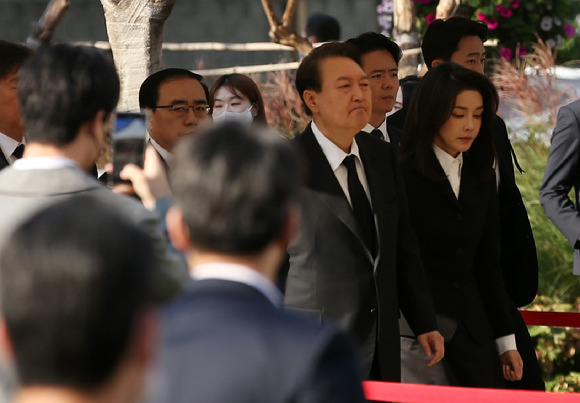 윤석열 대통령과 김건희 여사가 31일 오전 서울광장에 마련된 이태원 사고 사망자 합동분향소를 찾아 희생자들을 추모하고 있다. [사진=김성진 기자]