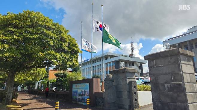 어제(30일) 낮 1시쯤 제주도청 앞에 게양된 조기(弔旗)