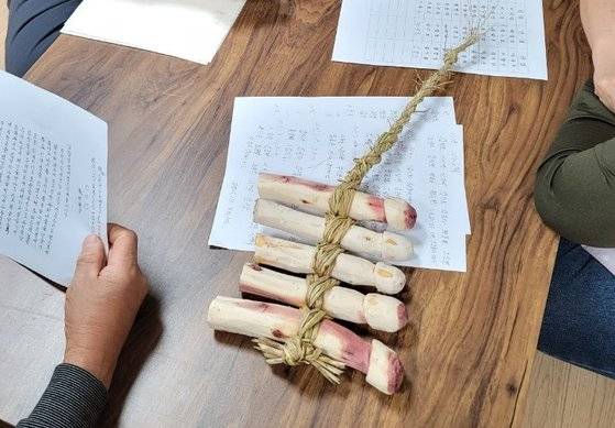 당주가 되면 해신제를 앞두고 남근목을 만든다. 향나무를 낫으로 깎는 100% 수작업이다. 사진 김동혁 이장