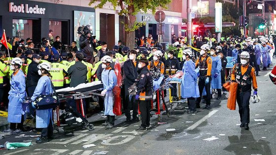 지난 29일 밤 서울 용산구 이태원동 해밀턴호텔 인근 골목길에서 대규모 압사사고가 발생한 가운데 다음 날인 30일 새벽 해밀턴 호텔 앞 인근 도로에서 구조대원들이 들 것에 사고 희생자들을 이송하고 있다. 우상조 기자