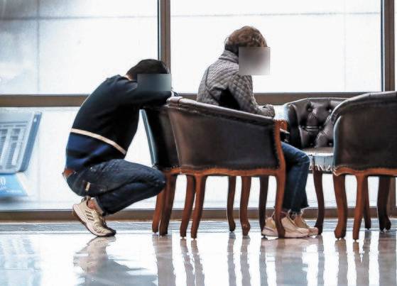 지난 30일 오전 경기도 고양시 일산 동국대학교병원 장례식장에서 신원확인을 위해 가족이 대기하고 있다. 뉴시스