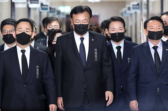 31일 오전 서울 여의도 국회에서 정진석 국민의힘 비대위원장과 주호영 원내대표 등 지도부가 비상대책회의에 참석하고 있다. 장진영 기자